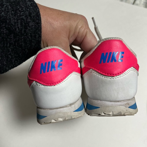 Nike White and‎ Pink Sneakers - Picture 4 of 4